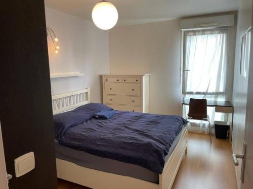 a bedroom with a bed and a desk and a window at Room cosycosy in Clichy