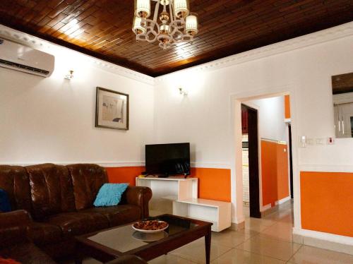 TV a/nebo společenská místnost v ubytování Appartement meublé 3CH Yaoundé Omnisport - Tigson
