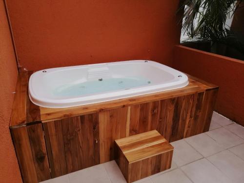 bañera en la esquina de una habitación en Casa Spa Palmeras - Habitación Privada, en Cancún