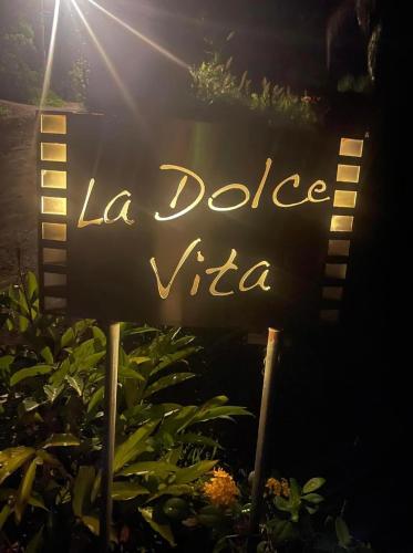 a sign that says la dolce vita at Domaine entre ciel & mer Villa Dolce Vita in Deshaies