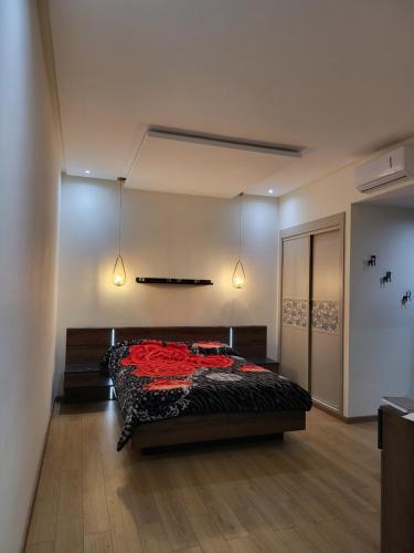 1 dormitorio con 1 cama grande en una habitación en Magnifique appartement de 3 chambres spacieuses vue sur piscine, en Tamaris
