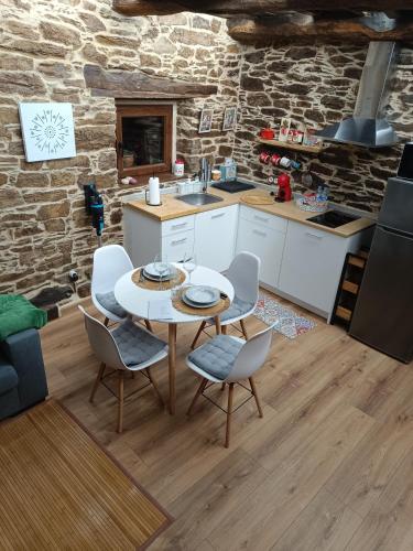 a kitchen and dining room with a table and chairs at El Rincón del Val in Priaranza del Bierzo