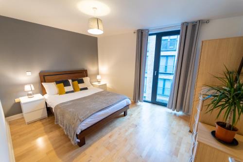 Un pat sau paturi într-o cameră la Superb 1 Bedroom Serviced Apartment In City Centre