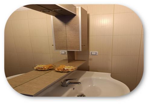 W łazience znajduje się umywalka i lustro. w obiekcie ILIOSPITOTRIKALa w mieście Tríkala