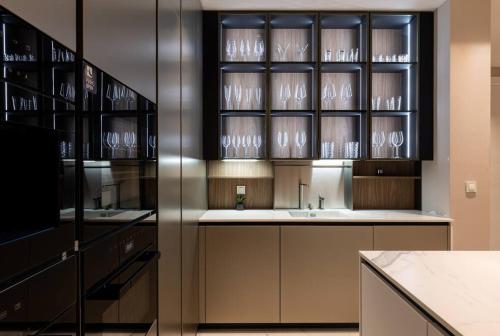 - une cuisine avec des placards en verre et un évier dans l'établissement Luxury Apartment D&D with Sea Access, à Zaton