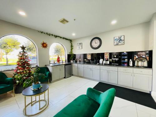 una sala de estar con un árbol de Navidad en el medio en Garden Suites, en La Porte