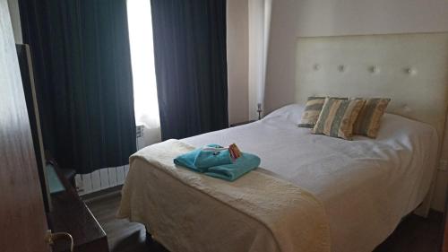 una cama con un par de toallas sentadas en ella en LA LOMA AUSTRAL en El Calafate