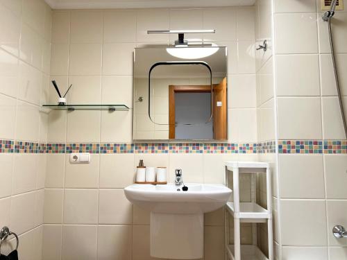 uma casa de banho com um lavatório e um espelho em Cozy Apartment in La Tejita em Granadilla de Abona