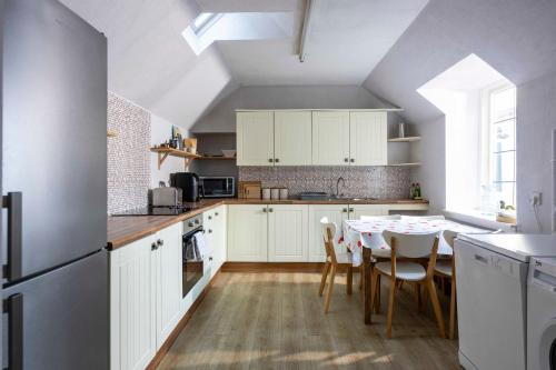 Η κουζίνα ή μικρή κουζίνα στο River View City Centre- Free Parking