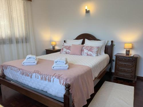 ein Schlafzimmer mit einem Bett mit Handtüchern darauf in der Unterkunft Pereira's house - Mountain & Sea in Porto da Cruz