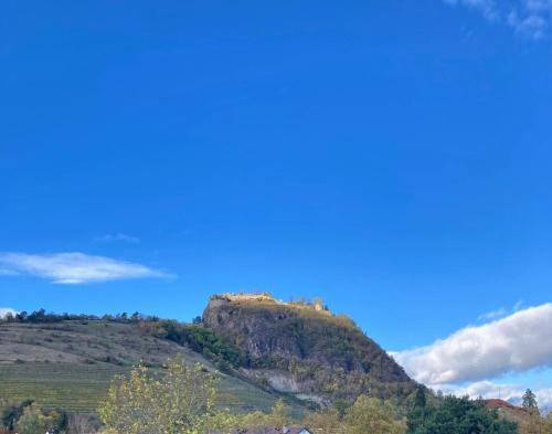 a view of a mountain with a blue sky at Wohlfühlwohnung mit Parkplatz, Zentral, schnelles Wlan, Bodensee & Schweiz Nähe in Singen