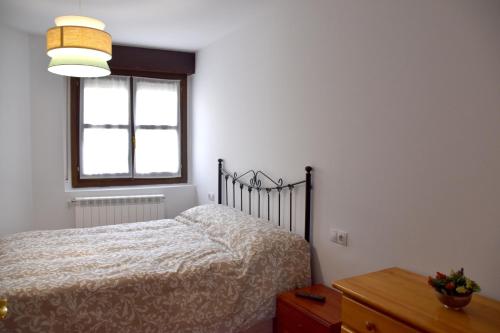 a bedroom with a bed and a window at VUT PINARES DE SORIA in Molinos de Duero