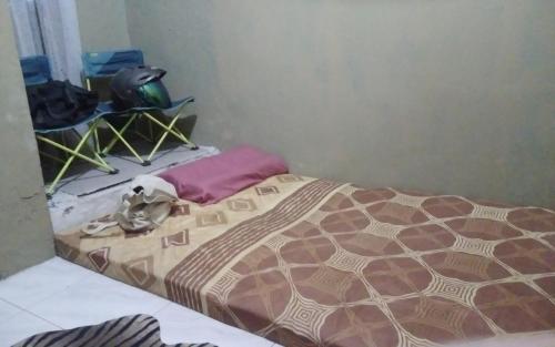a bed in a room with at De Ikut Bojo Homestay in Magelang