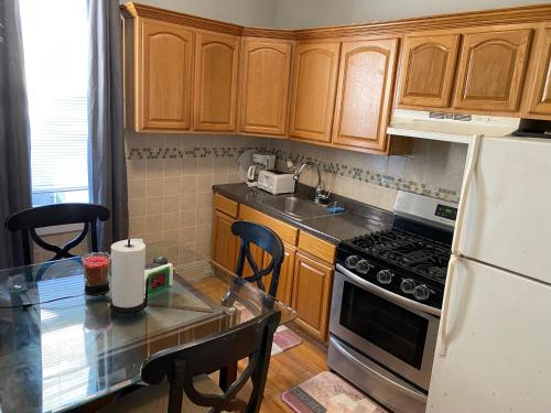 Η κουζίνα ή μικρή κουζίνα στο Charming and cozy apartment in New Jersey close to all the fun 10 minutes to NYC