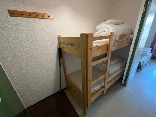 Appart. 4 pers pied des pistes في ريسول: غرفة بسرير بطابقين مع سريرين في غرفة