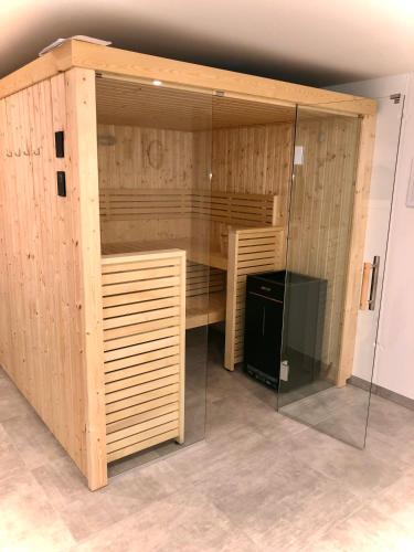a room with a wooden cabin with a glass wall at R&K Classic Spirit Mariazell in Mariazell