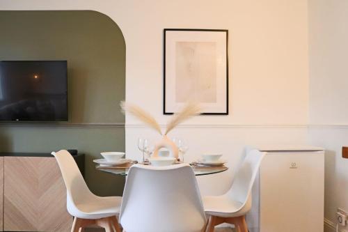 a dining room with a table and chairs at Japandi-Inspired Apt in the Heart of Oxford in Oxford