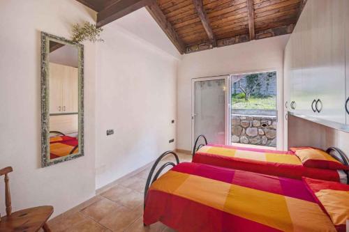 - une chambre avec 2 lits et une fenêtre dans l'établissement Holiday home in Pompeiana - Ligurische Riviera 22443, à Pompeiana