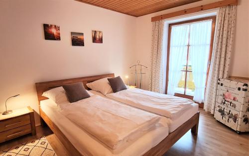 Säng eller sängar i ett rum på Haus Sonnenschein Ferienwohnung Hochkalter