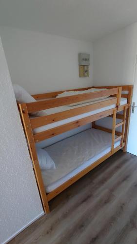 Un par de literas en una habitación en Les aiguilles d'or, en L'Alpe-d'Huez