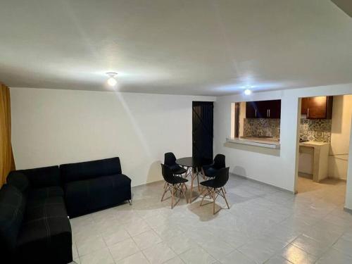 ein Wohnzimmer mit einem Sofa, Stühlen und einem Tisch in der Unterkunft Departamento Doña Maryy in Tampico