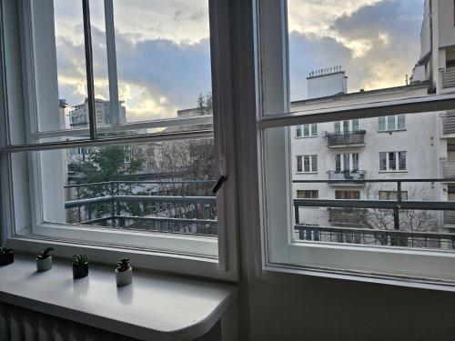 une fenêtre avec vue sur un bâtiment dans l'établissement Apartamenty Park Powiśle, à Varsovie