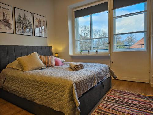 - une chambre avec un lit avec un chien dans l'établissement Apartamenty Park Powiśle, à Varsovie