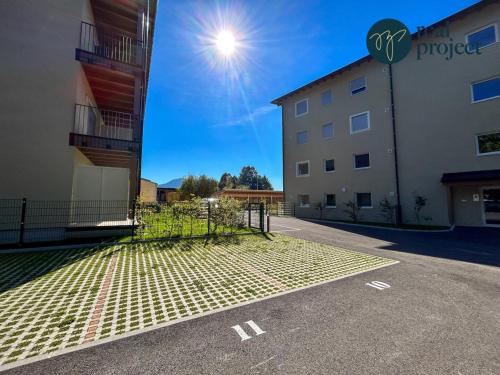 pusty parking przed budynkiem w obiekcie R&K Classic Spirit Mariazell w mieście Mariazell