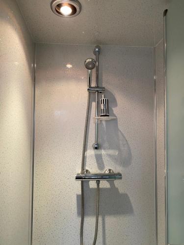 a shower in a room with a shower at 1 Luxurious Double Bedroom with Private Shower in Reading