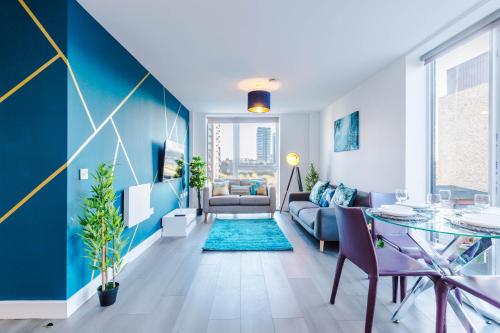 uma sala de estar com um sofá e uma mesa em Spacious 3-Bedroom Apartment in Central Manchester with Private Rooftop Terrace & Stunning City Views em Manchester