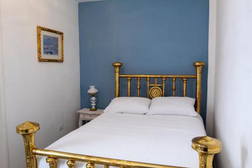 a bed in a bedroom with a blue wall at Casa Zepeda in Atlixco