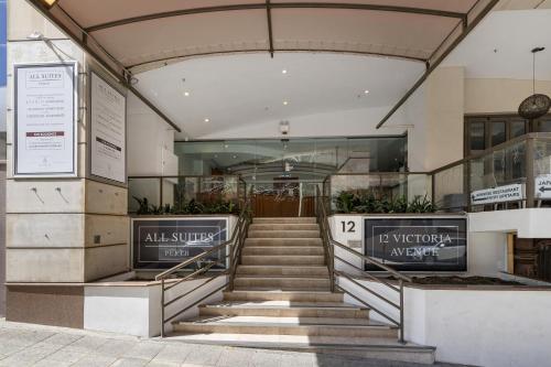 een lobby met een trap voor een gebouw bij 408 Abundant Abode Cbdpad Best Location in Perth