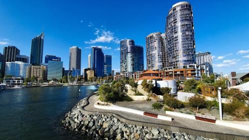 uitzicht op een stad met een rivier en gebouwen bij 408 Abundant Abode Cbdpad Best Location in Perth