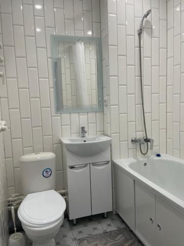 a bathroom with a toilet and a sink and a tub at 1-КОМНАТНАЯ КВАРТИРА ЕВРО В НОВОСТРОЙКЕ in Petropavlovsk
