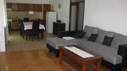 sala de estar con sofá y mesa en Apartment Anita, en Vodice