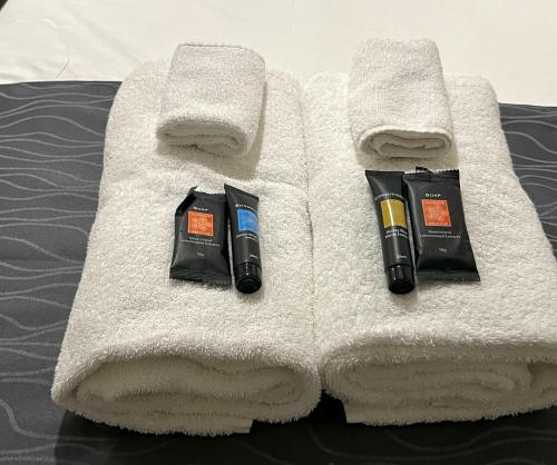 ein weißes Handtuch mit zwei Produkten drauf in der Unterkunft Comfort Inn Serenity Bathurst in Bathurst