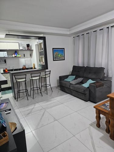 een woonkamer met een bank en een tafel bij Apartamento Ingleses in Florianópolis
