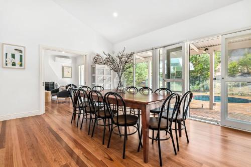 Χώρος καθιστικού στο Highbury's Peaceful Retreat with gas heated plunge pool