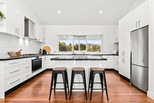Η κουζίνα ή μικρή κουζίνα στο Highbury's Peaceful Retreat with gas heated plunge pool