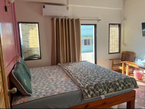 una camera con letto e vista sull'oceano di หอพักบ้านชูใจ a Phitsanulok