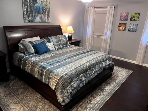 een slaapkamer met een groot bed met blauwe kussens bij *NEW* Green Cedar Lodge, Nature Lovers Dream! in Oak Ridge