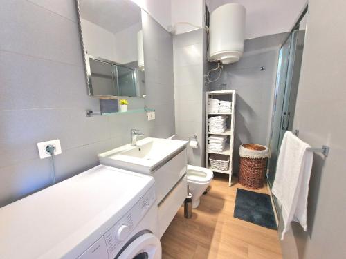 Ένα μπάνιο στο Relax Beachfront Vistas al Mar Studio in Tenerife