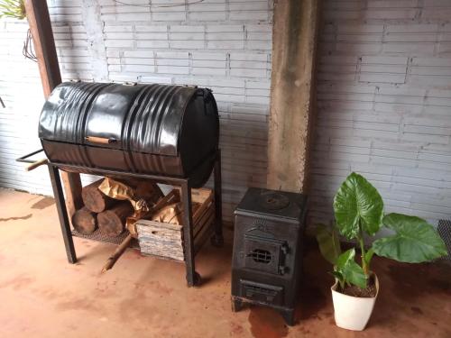 una estufa de leña y una parrilla en una habitación en La casa de Tilili en Puerto Iguazú