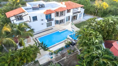 an aerial view of a house with a swimming pool at Majestuosa villa en Juan Dolio, Guavaberry Golf & Country Club in Juan Dolio