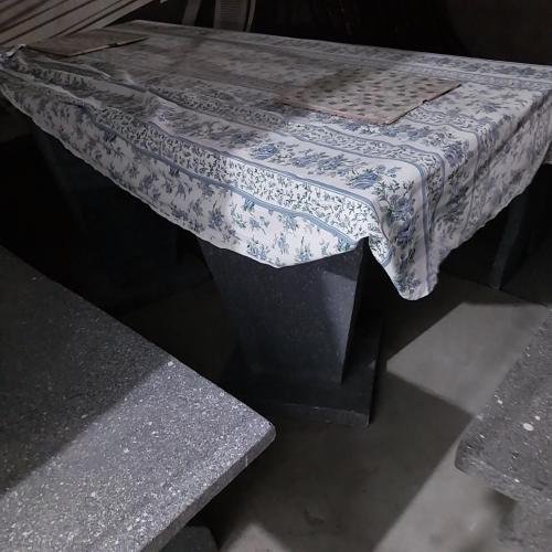 uma mesa com uma toalha de mesa azul e branca em à 5 minutos do Parque do Povo em Campina Grande