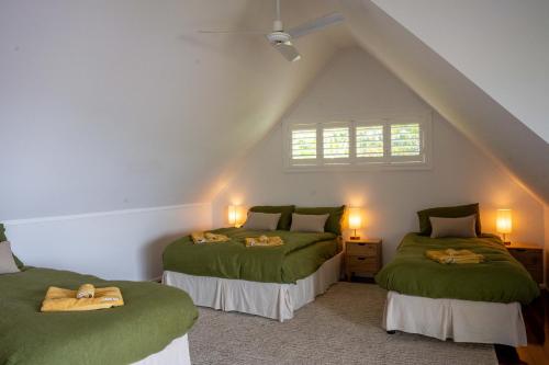 2 letti verdi in una camera con mansarda di Serenity - Gold Coast hinterland getaway for a couple, family or group a Mount Tamborine