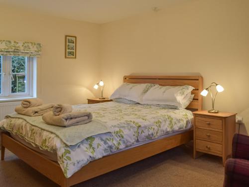 En eller flere senge i et værelse på Cowslip Cottage