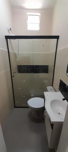 a bathroom with a toilet and a sink at Chalé Brisas do rio espaço privativo ideal para casal ou família in Petrolina