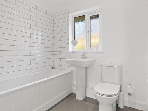 Sardis的住宿－The Keys，白色的浴室设有卫生间和水槽。