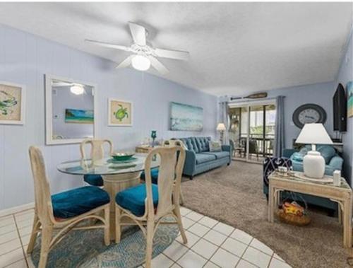 uma sala de estar com uma mesa e um sofá em Blue Beach Myrtle em Myrtle Beach